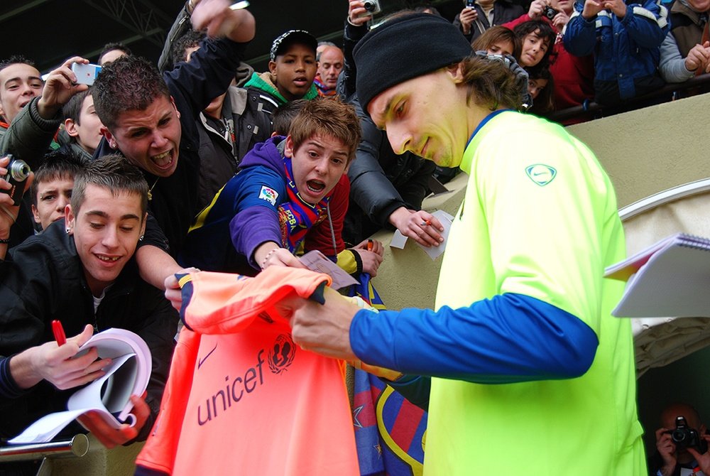 Zlatan Ibrahimovic firma autógrafos en su etapa en el Barcelona. Laia Solanellas