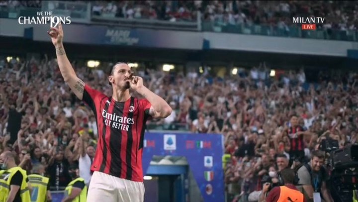 Zlatan Ibrahimovic fête le titre avec un cigare. MilanTV