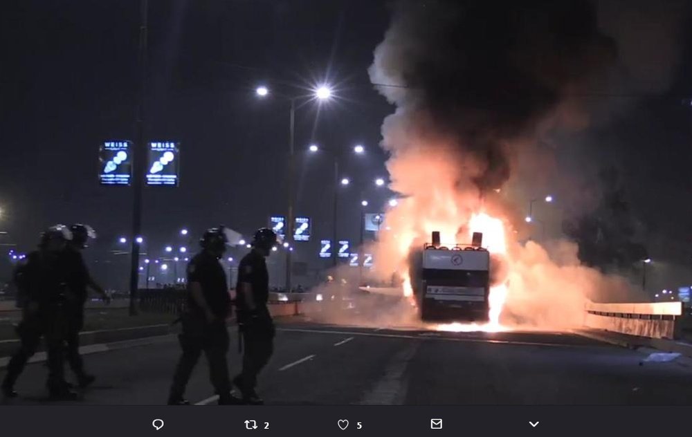 Ônibus do Estrela Vermelha em chamas. Captura Twitter @rodrigov363