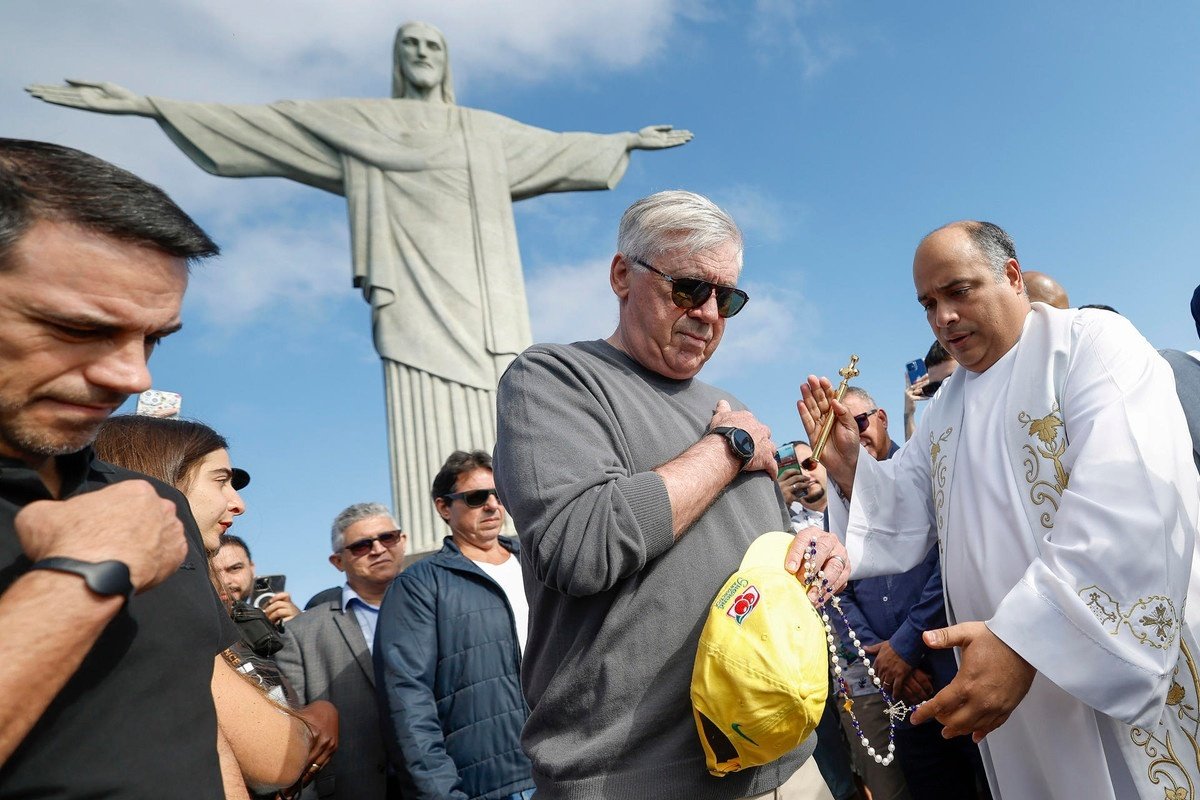 Pároco do Cristo Redentor abençoa Ancelotti e deseja dias melhores para o Brasil. EFE
