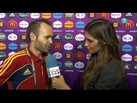 Sara Carbonero preguntando a Iniesta si le hubiera gustado tirar un penalti.