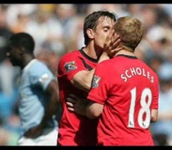 Gary Neville and Paul Scholes kisses GAY!! Man City - Man United 17/04/10