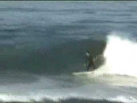 Tiburones atacando a un Surfista