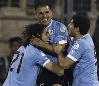 Uruguay con un pie en el Mundial tras golear a Jordania