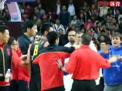 Pelea multitudinaria entre jugadores de China y Brasil de baloncesto