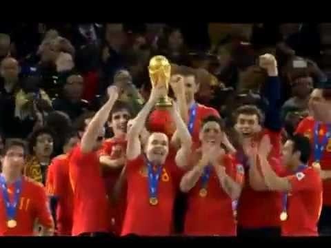 Entrega copa mundial 2010 a Casillas y celebracion ( ESPA