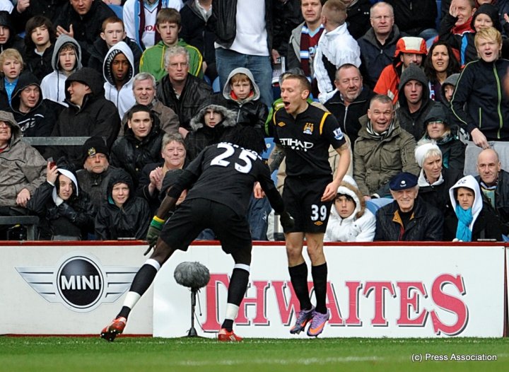 Bellamy y Adebayor celebrando un gol