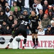 Bellamy y Adebayor celebrando un gol