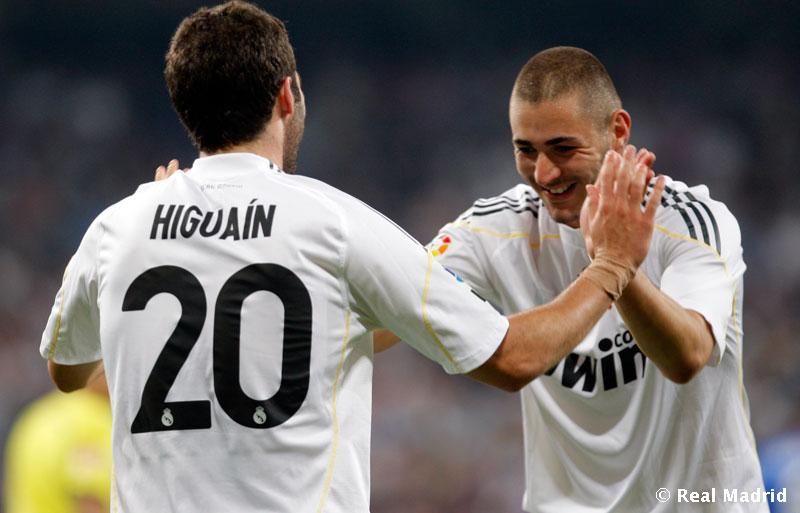 Higuaín y Benzema celebrando un gol