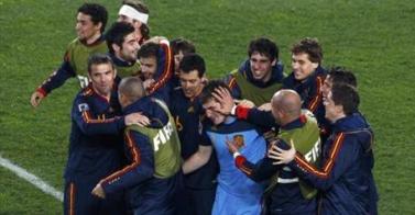 Casillas felicitado por sus compañeros