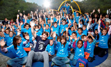 Leo Messi se lo pasó en grande saludando junto a decenas de niños