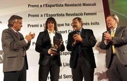 Carles Puyol posó ufano con el galardón junto a Josep Maria Casanovas, Jaime Lissavetzky y David Moner 