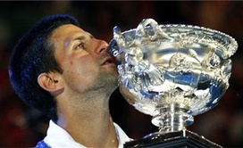 Djokovic, con el trofeo que le acredita campeón del Open de Australia 