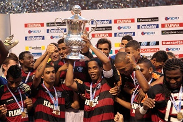 Ronaldinho y sus compañeros alzaron la Copa Guanabara 