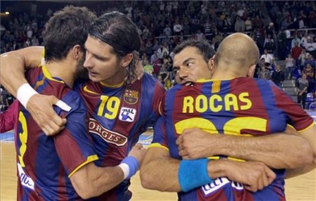 Los jugadores del Barça Borges celebran el título  