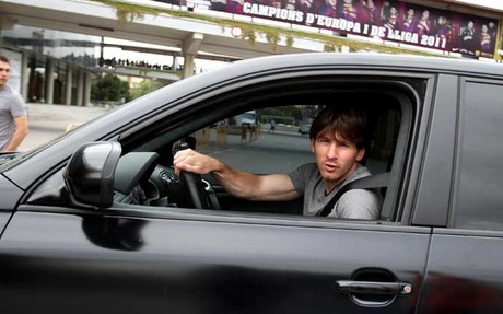 Messi, abandonando las instalaciones del Camp Nou ayer al mediodía