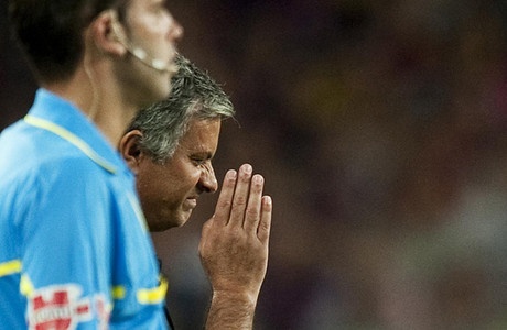 Mourinho hizo un gesto con la mano como si Messi y Alves olieran mal