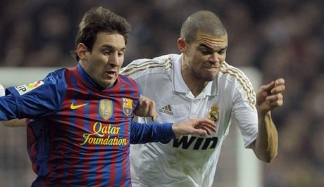 Pepe persiguiendo a Leo Messi 