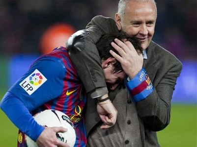 Messi es felicitado efusivamente por el delegado Carlos Naval 