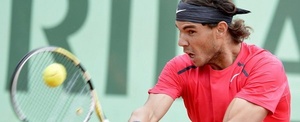 El tenista español Rafael Nadal golpea la bola durante la final del Torneo de Roland Garros disputada contra el serbio Novak Dkokovic 