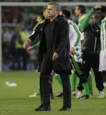 Mourinho abandonó pensativo el césped del Villamarín tras felicitar a los jugadores del Betis.