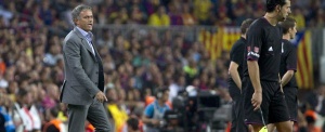 José Mourinho da instrucciones a sus futbolistas durante el partido frente al Barcelona