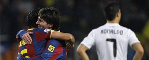 Messi y Xavi se abrazan tras un gol al Real Madrid mientras Cristiano Ronaldo se lamenta 