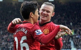 Kagawa, celebrando uno de sus goles con Rooney