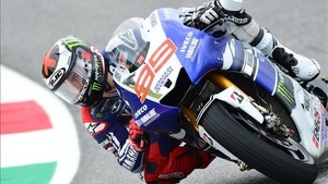 Lorenzo y Yamaha dominan en el accidentado estreno de Mugello