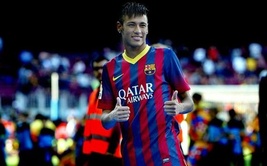 Neymar posó con su nueva camiseta sobre el césped del Camp Nou