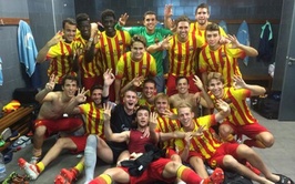Los jugadores del Barça B celebraron así su tercer puesto al acabar la Liga