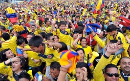 Aficionados colombianos celebran el Bogotá la victoria de su selección