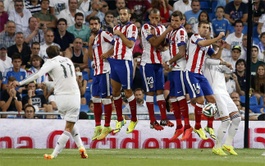 Bale, chutando una falta