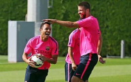 Adriano, sonriente, con sus compañeros del Barça