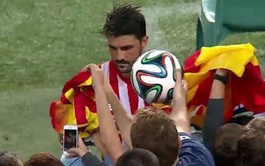  David Villa continúa firmando camisetas del Barça