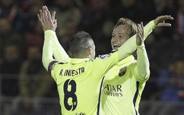 Iniesta y Rakitic celebran el gol del centrocampista manchego 