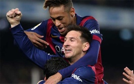 Leo Messi celebra con Neymar su gol frente al Atlético de Madrid