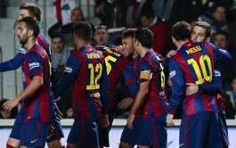 Los jugadores del Barça celebran uno de sus seis goles al Elche