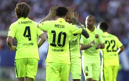 Leo Messi celebra con sus compañeros el gol que valió el triunfo y la Liga 2014-15 en el Atlético-Barcelona