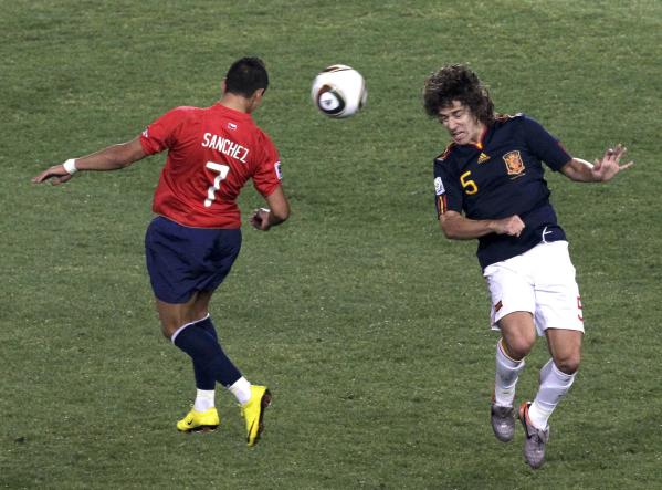 De España Carles Puyol disputa el balón con Alexis Sánchez de Chile durante un partido de la Copa del Mundo de 2010 el Grupo H en el estadio Loftus Versfeld