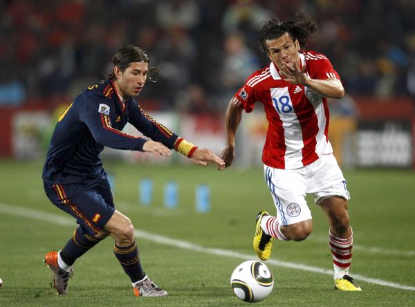 De España Sergio Ramos disputa el balón con Nelson Haedo Valdez de Paraguay durante su partido de fútbol de la Copa del Mundo de 2010 en cuartos de final en el Ellis Park Stadium