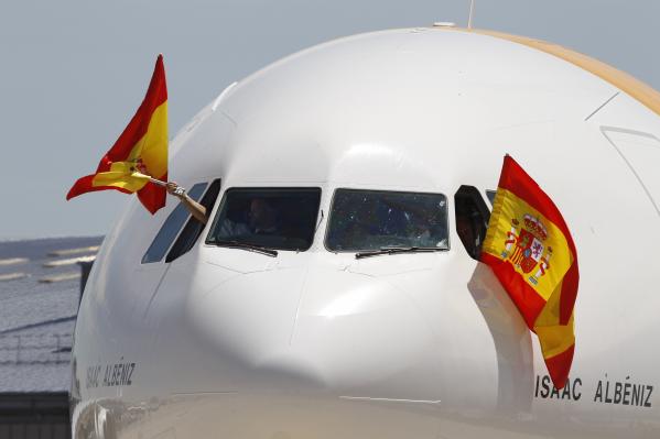 Una ola nacional de España banderas en un plano en el equipo nacional de fútbol de España llega al aeropuerto de Madrid-Barajas