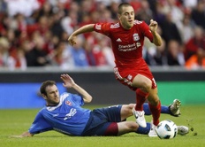 Joe Cole del Liverpool se enfrenta a Goce Rabotnicki Skopje Todorovski durante su partido de liga de Europa tercera fase de clasificación del fútbol en Anfield en Liverpool