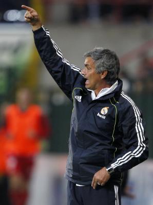 Entrenador del Real Madrid Mourinho da instrucciones durante el partido amistoso de fútbol contra el Standard de Lieja en Lieja