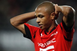 Yacine Brahimi del Stade Rennes reacciona durante su partido de fútbol de la Ligue 1 francesa contra el Montpellier en el estadio Route de Lorient en Rennes