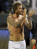 Los Angeles Galaxy David Beckham aplaude mientras camina fuera de la cancha después de que derrotó a Seattle Sounders en el Juego 2 de su partido de la MLS del fútbol Conferencia Occidental de semifinales en Carson