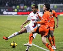 Briand del Olympique de Lyon desafíos Le Lan de Lorient durante el partido de fútbol de la Ligue 1 francesa en Lyon
