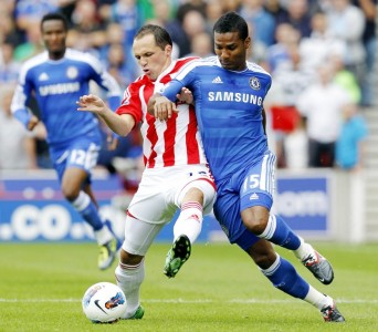 El inglés Matthew Etherington, del Stoke City, disputa el balón con el francés Florent Malouda, del Chelsea.
