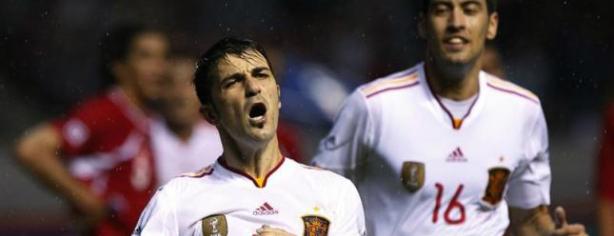 David Villla celebra un gol con España.