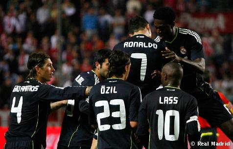 R  madrid celebrando uno de los seis goles al sevilla en liga 2011